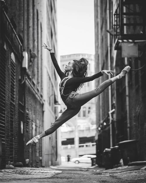 mymodernmet:  Breathtaking Portraits Capture Ballet’s Finest Dancing on the Streets of New York