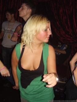 More nip slips and pussy slips pics at http://pussyslip.tumblr.com/