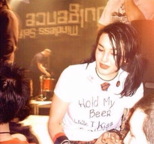 mychemical-iero: Hold my beer while I kiss your girlfriend her shirt say boyfriend, not girlfriend