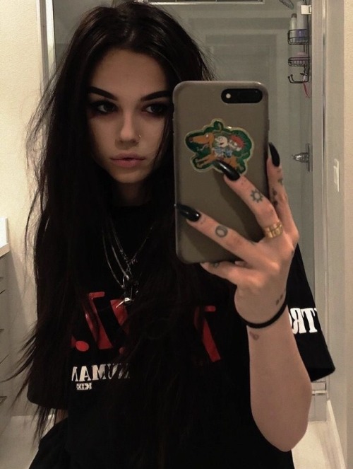 dollfacesins: mxggiecutie: Gothic Queen i’m fucking in love with her FUCK What a beautiful fac