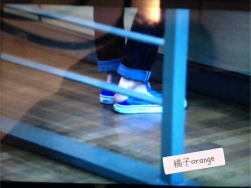 layshands: Yixing… can you for once wear your shoes properly? | Cr