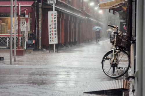 iesuuyr: Regen beim Senso-ji by Beni Arnold