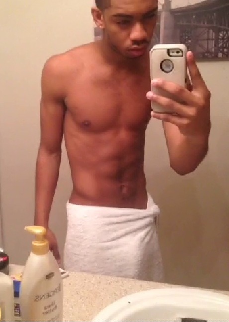 instaguys:  Guys with iPhones Source: gwip.me    Bulging towel