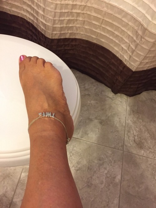 carefreehotwife: Got to HOTWIFE it always Many thanks to cagestore for this link!The anklet tells a 