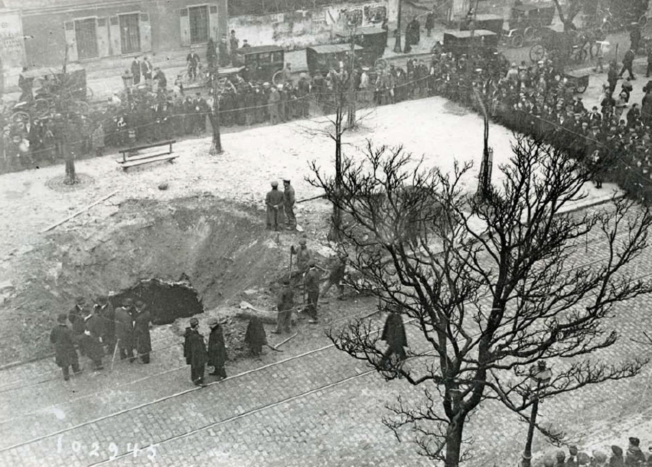 Bombardement sur Paris par Zeppelin du 30 janvier 1916. La voûte du métro est défoncée.