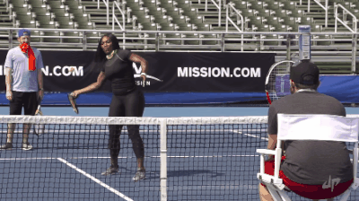 freeandimperfectthoughts:dailydot:Watch: Serena Williams effortlessly hits an array of tennis trick 