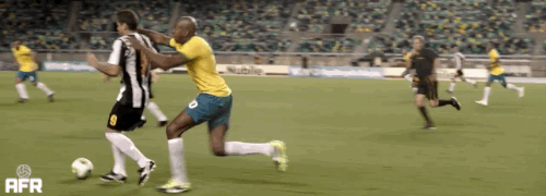afootballreport:  What if Anderson Silva chose futebol over fighting? Spoiler: the alternate universe of Brazilian mixed martial artist Anderson Silva choosing football over UFC ends with Pelé slapping the fighter across the face. But beyond the slap,
