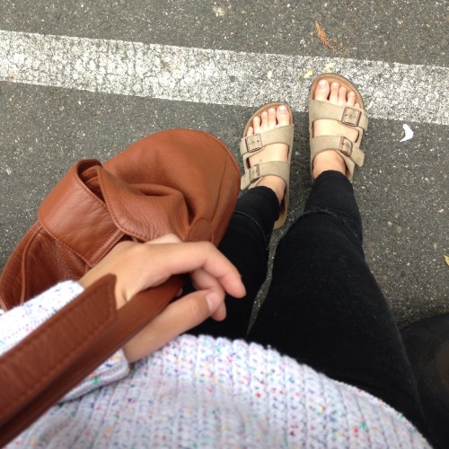 upbeatbabe: ootd sweater: american apparel jeans: topshop bag: thrifted shoes: birkenstocks