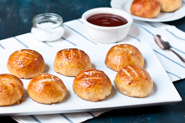 vejiga:  Brie and Honey BBQ Pulled Pork Stuffed Pretzel Rolls