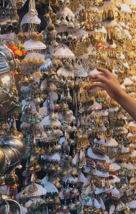 saloni-ghai:Earrings being Sold in a Bazaar, Bombay, India