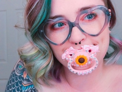 beebeego: baby bbgo, you are loved thank you to @living-in-twilight for making my paci dreams come t
