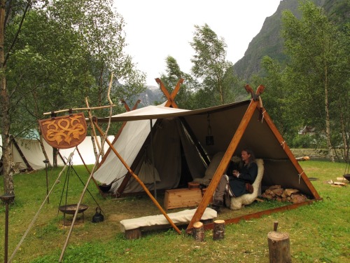 How cool would this be!! ^_^ Image from: bushcraftusa.com/forum/showthread.php/54264-Viking-C