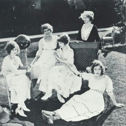 From the left: Mildred Harris, Mary Pickford, Lillian Gish, Mary Gish (mother), and Dorothy Gish. Early 1920s.