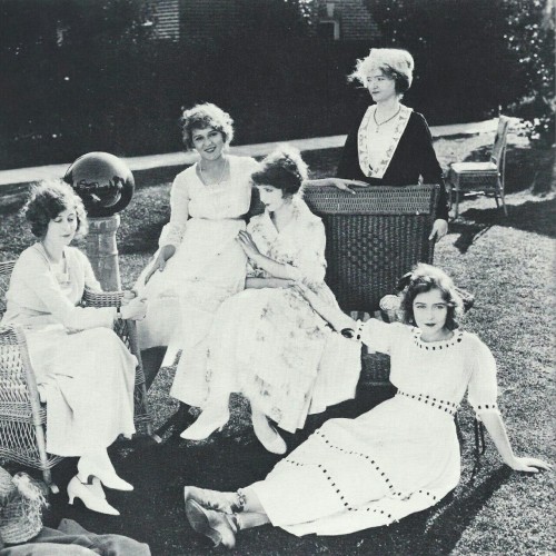 From the left: Mildred Harris, Mary Pickford, Lillian Gish, Mary Gish (mother), and Dorothy Gish. An