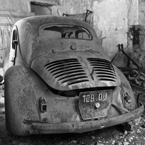 Abandoned old car Vieille voiture abandonnée