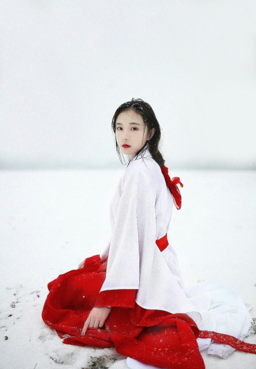 蝴蝶初翻帘绣，万玉女、齐回舞袖。Traditional Chinese Hanfu photography by 赵二彤. 