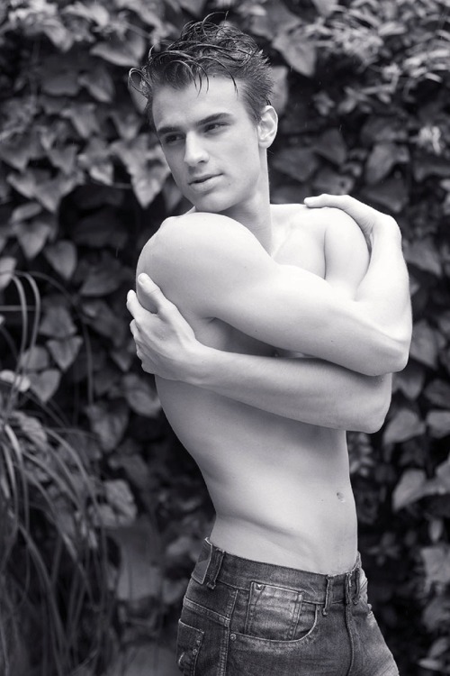 sabas125:  Renan Grassi by Henrique Padilha http://sabas125.tumblr.com/ 