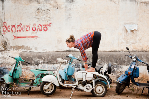 Kate, Ethan & Bodhi….family extrodonaire! In Mysore, India. Christine Hewitt © yogicphoto