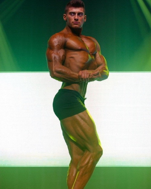 beautifulyoungmuscle:Chris Pazienti: instant erection for this tiny-waisted, broodingly handsome muscle beauty