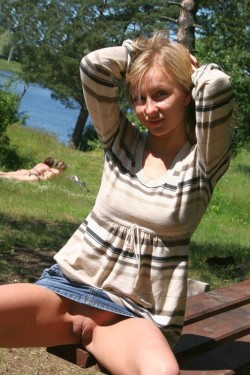 suzybigirl44:  rkd1bl: pickanole:  What a sexy little smile!!  What a lovely spot for a picnic