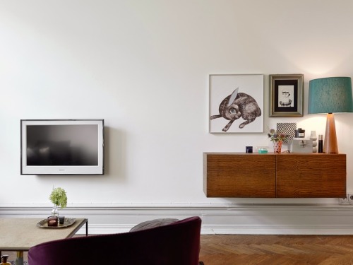 Get me to Gothenburg
I thought this cool and collected Gothenburg apartment would be the perfect interior to kick off the weekend. Leather door handles really seem to be having a moment lately and while I question their durability, they sure lend a...