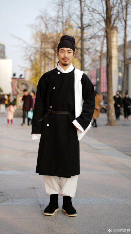 ziseviolet:cfashthings:Source: WeiboTraditional Chinese Hanfu.