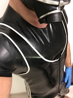 crazycuir:Me in rubber and gasmask