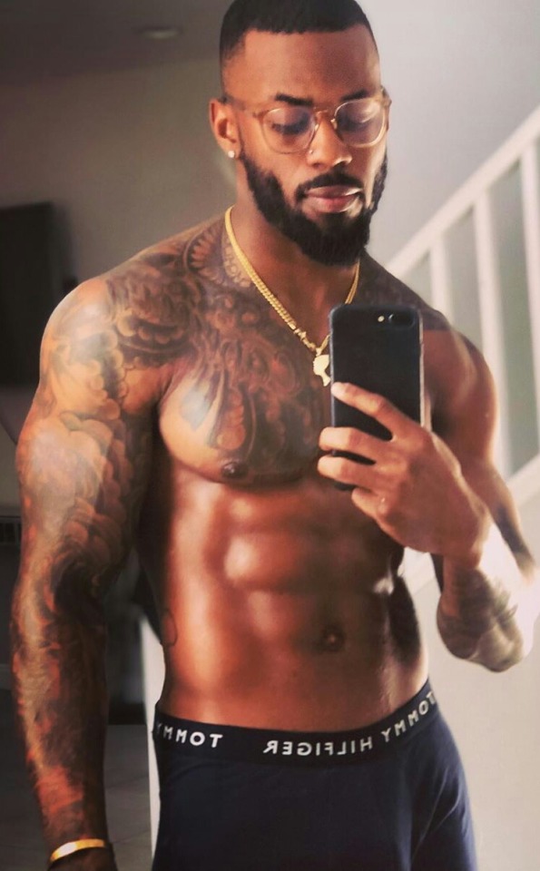 blkmusclelover: Sexy as brother mmm😍😍😍