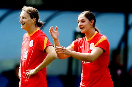 nedwnt: Vivianne Miedema & Aniek Nouwen during training at the KNVB Campus on June 9, 2022 in Ze