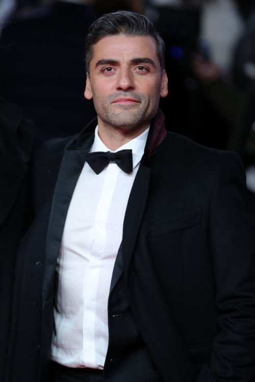 curiouswildi:Oscar Isaac attending to the London premiere of ‘Star Wars: The Last Jedi’ (Dec 12, 201