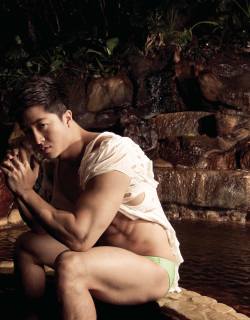 chameleonrouge:  hunkxtwink:  Jason Chee Hunkxtwink - More in my archive    Jason Chee