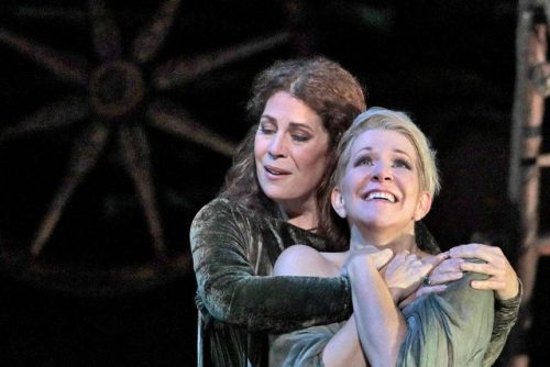 parmandil:Sondra Radvanovsky and Joyce DiDonato in Norma. Metropolitan Opera, 2017. (Photo: Ken Howa