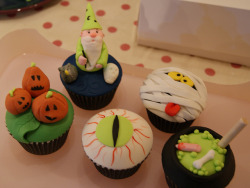 everybody-loves-to-eat:  Halloween Cupcakes 