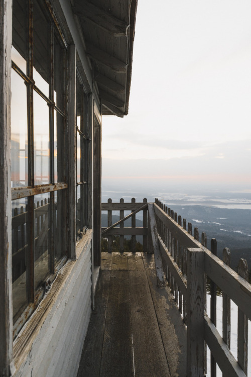 Sunrise hike to New Hampshire’s Kearsarge North fire tower with the gang || IG: BToneVibes