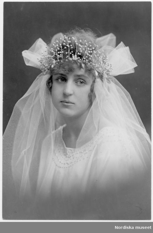 Porträtt av brud i brudklänning, slöja och hårdekoration. 1935-37
