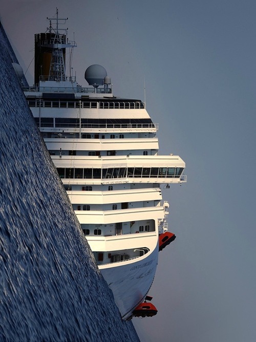 blazepress:  Awesome photograph of the Italian cruise ship Costa Concordia capsized.