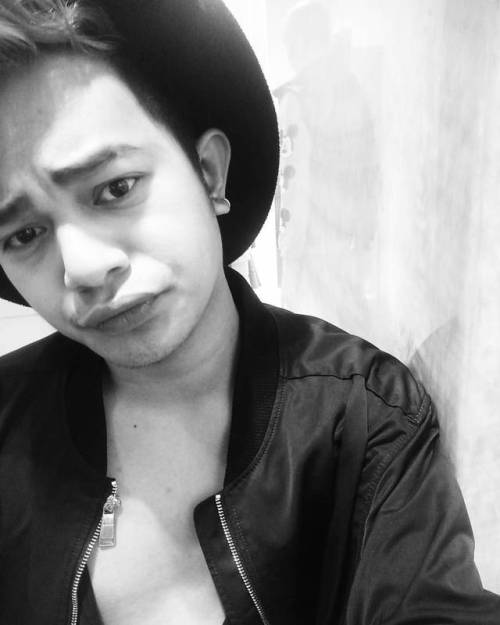 Pout. #swag #fedora #bomber #outfit #ootd #vsco #vscofreak #vscoselfie #selfie #celfie