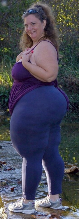 BBW GILF With A Huge Sexy Side Boob, Thighs & Ass In A Purple Top, Blue Tight Sweat Pants, And S