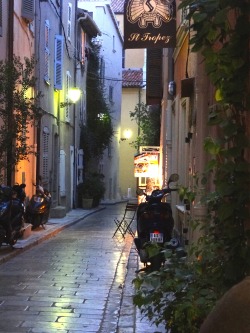 kerrigold:  This is the street where we had an amazing dinner in St. Tropez     Love this picture.