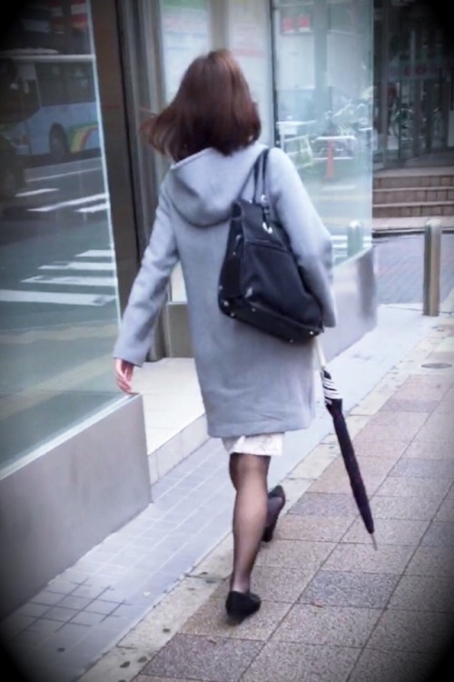 昼下がりにラブホテルから一人で出てきた人妻風の女性…足早にどこかへ向かう先は次のお客様でしょうか…