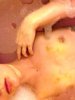 bongrips-piercednips:  Princess bath 👑🎀 -Hannah  Star-fvcker.tumblr.com