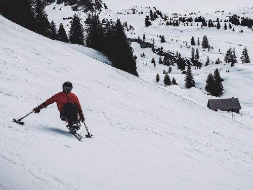 #air #schnee #mountains #adaptiveactionsports (à Chamonix, France) https://www.instagram.com/p/CYzfk