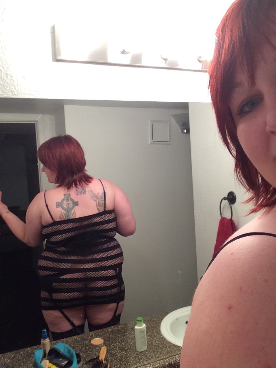 scarletslutmolly:  Fishnets  Love it