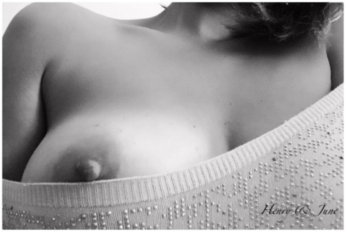 black-and-white-erotic-art:  Bonjour à tous!   A great submission once again… Thank you!  🇳🇱 