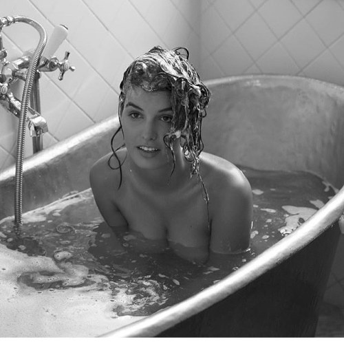 https://amazinggirlsphotos.tumblr.com/post/154866818361