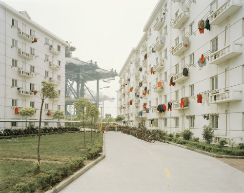 jeroenapers:  Hopelijk is dit inspiratie voor Haven-Stad. Niet qua architectuur, maar wel de functiemenging! Een foto van Nadav Kander uit de serie Yangtze: The Long River.