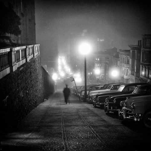 undr - Fred Lyon. Night Scene in Nob Hill, San Francisco, 1953.