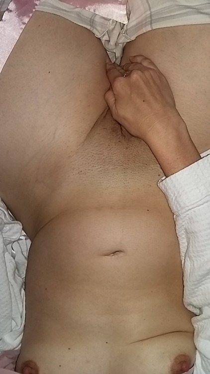dirtygirlhomealone:  All showered and shaved who wants to feel me