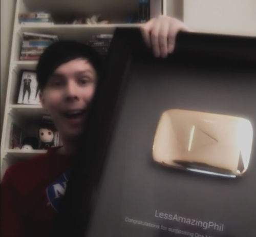 ballatoclique:LessAmazingPhil got his 1 million youtube plaque !!