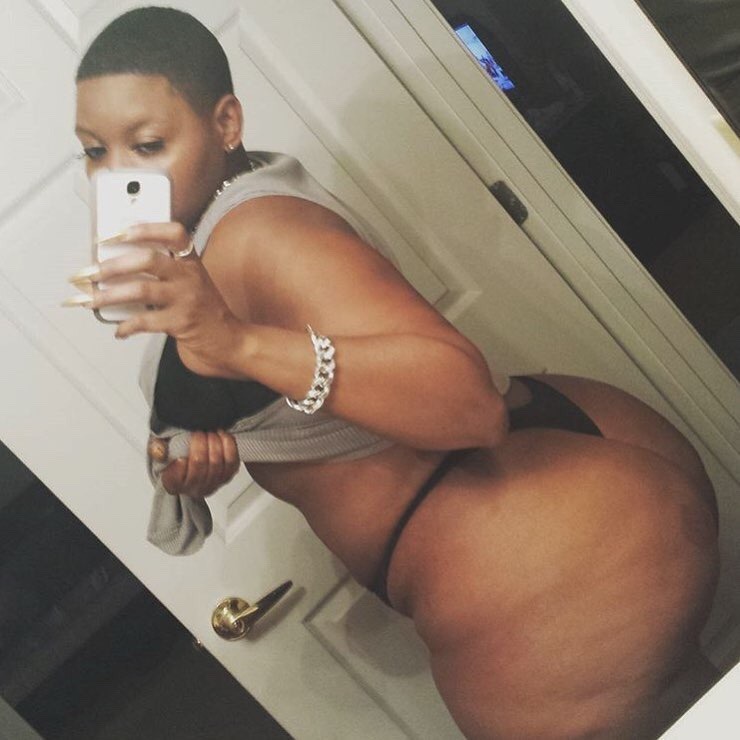 curtflirt509:  Look at that Big Buttom!!! 